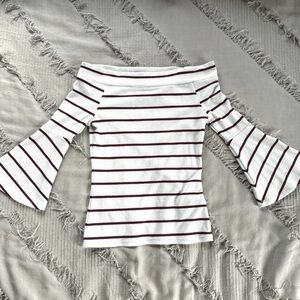 Off-the-shoulder quarter length shirt